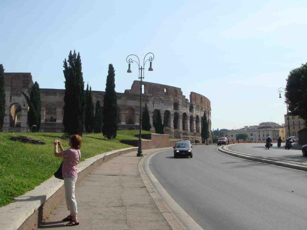コロッセオを後ろに、フォロ・ロマーノの入り口に向かいます。